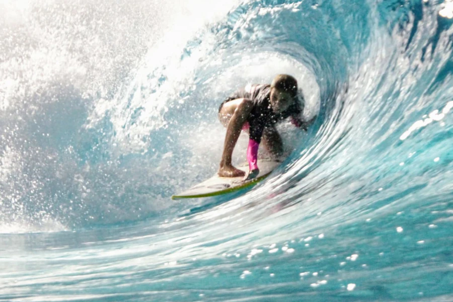 surfando em uma onda de água cristalina e azul-turquesa.