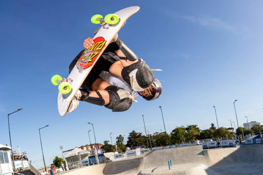 Manobra aérea alta em uma pista de skate de concreto.